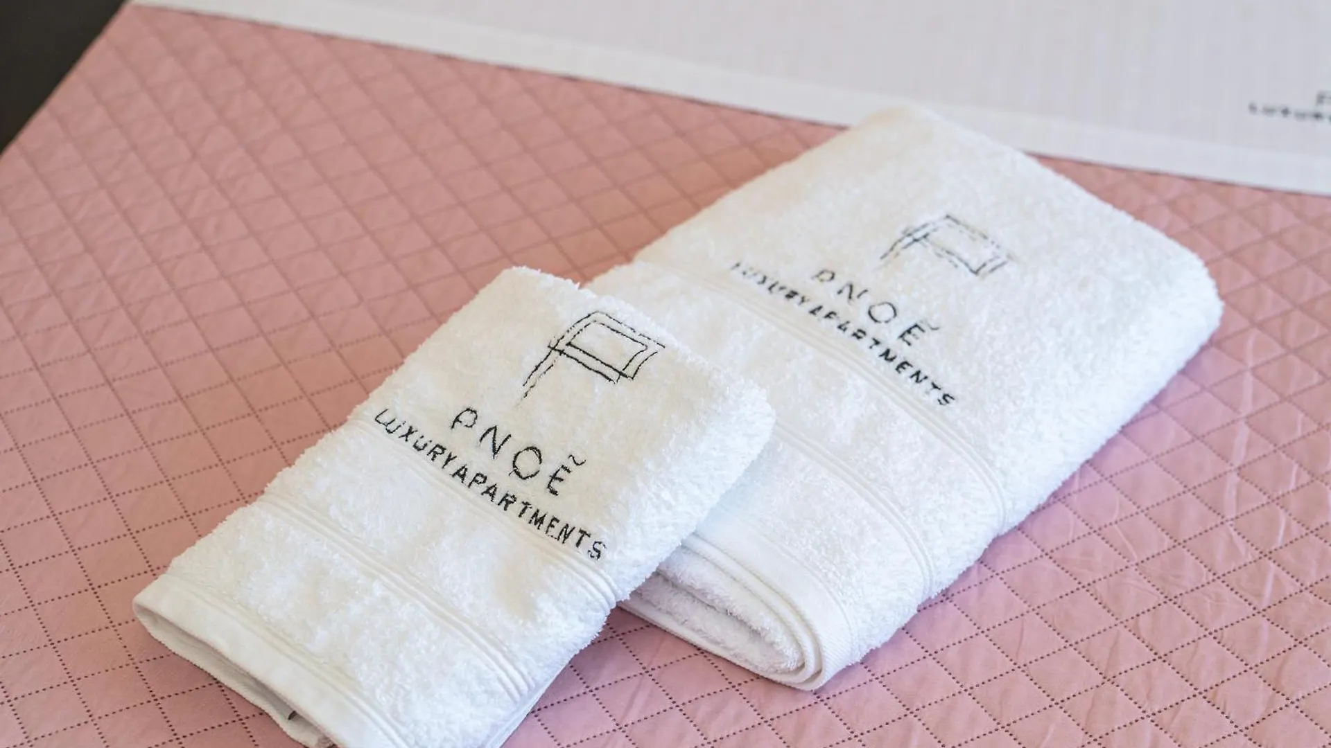 Pnoe Luxury Apartments ロウダータ