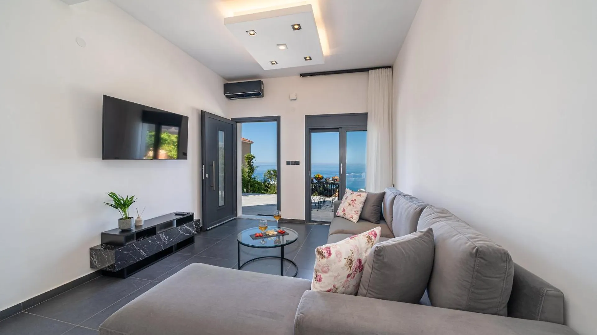 Pnoe Luxury Apartments Lourdata