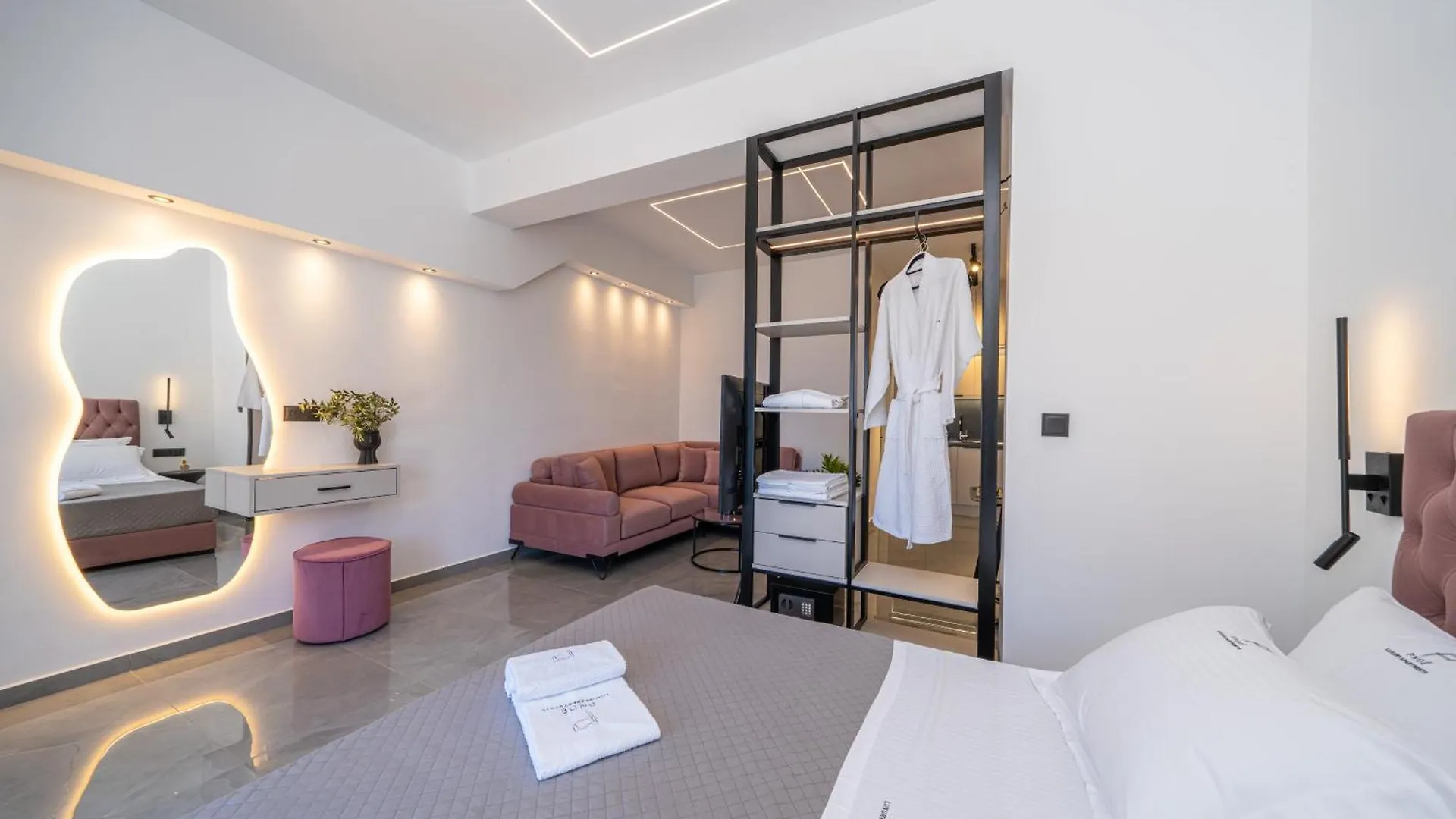 Pnoe Luxury Apartments ロウダータ