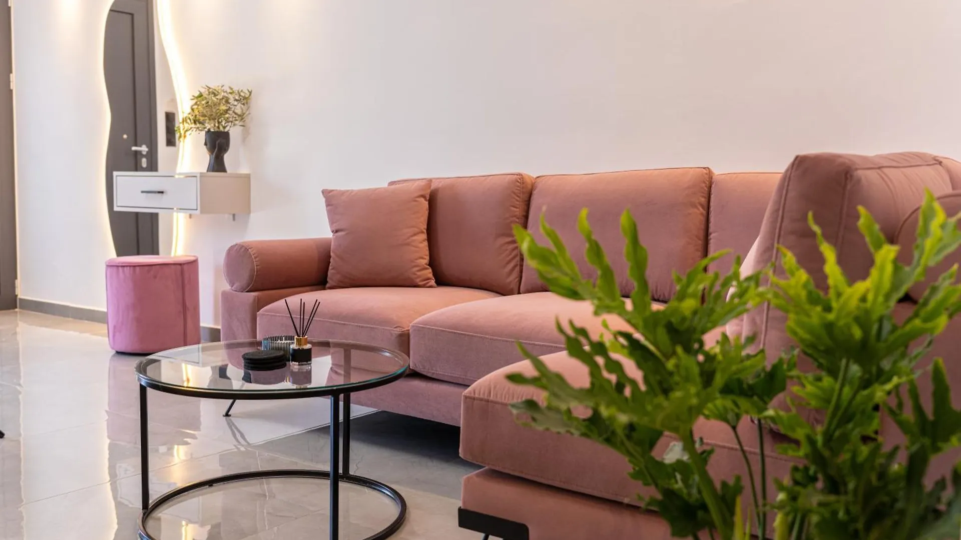 Pnoe Luxury Apartments ロウダータ