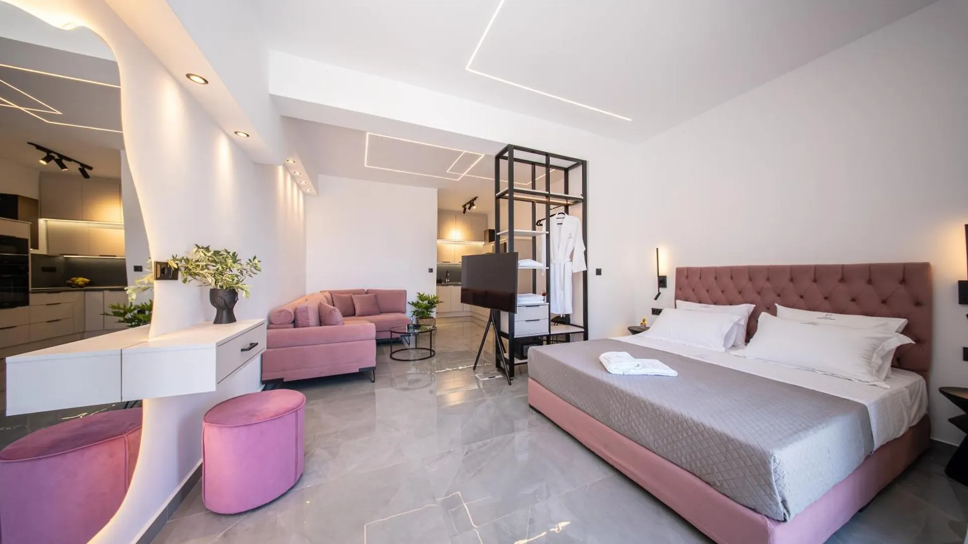 Pnoe Luxury Apartments ロウダータ
