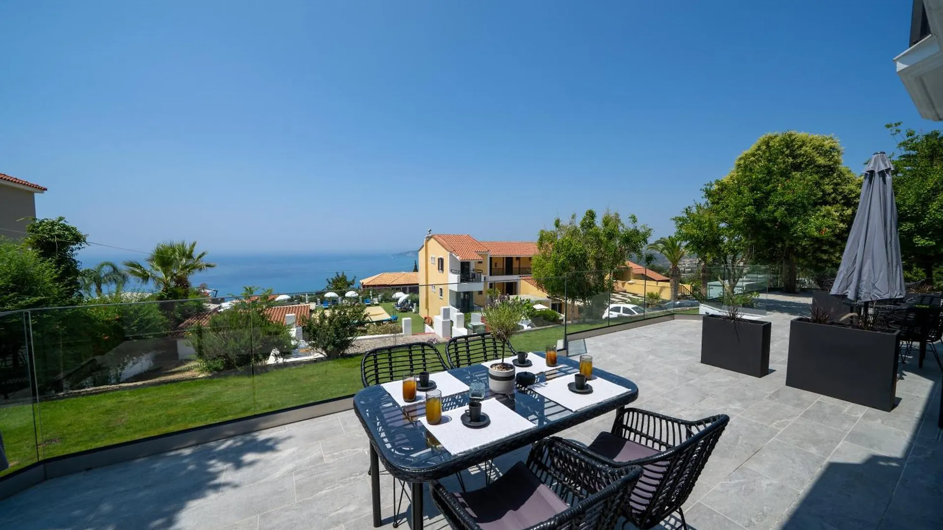 Pnoe Luxury Apartments Lourdata